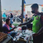 Personil Polsek Mauk, Polresta Tangerang Polda Banten ,Bagi-bagi Masker di Pasar Tradisional Mauk.