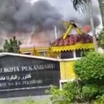 Kantor Walikota Pakanbaru terbakar hebat, pihak pemadan telat datang ke lokasi terbakar