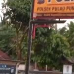 Ketika korban di kroyok di pukuli di tendang berapa orang Dalam Vidio Bagaimana ini Pak," orang kita Nias dipukuli Secara di keroyok di Kafe.