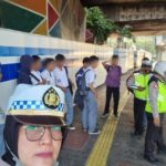 Satlantas Polres Metro Jakarta Barat Amankan Pelajar Yang Sedang Konvoi Dan Membawa Senjata Tajam