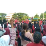 Giring Ganesha Berswa Foto Dengan Para Penggemarnya Saat Ngamen Solidaritas Di Kota Tangerang