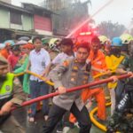Kapolsek Metro Setiabudi Bersama 3 Pilar Bantu Petugas Damkar Padamkan Kebakaran