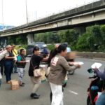 Pewarna Indonesia DKI Jakarta Berbagi Nasi Box Kepada Warga Dan Ojol Di Latumenten Jakarta Barat