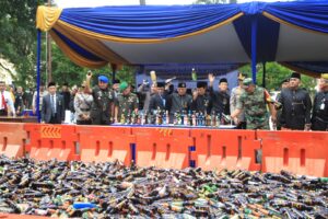 50003semarak-hut-ke-32-pemkot-tangerang-musnahkan-ribuan-botol-miras-50003