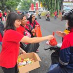 Giat Ramadhan Ketua DPD PSI Kota Tangerang Berbagi Takjil Kepada Warga