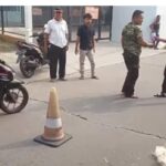 Warga diduga di tabrak mobil sampah, terjatuh di truk lalu di sengat kabil optic meninggal di tempat.