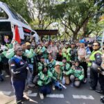 Pengemudi Ojol Bagikan Ribuan Mawar Untuk Anggota Polri Dan TNI Di Monas, Tanda Tidak Terprovokasi
