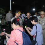 Gabungan Patroli Skala Besar Polres Jakarta Barat Diwarnai Ibu-Ibu Berikan Bunga Kepada Aparat Wujud Dukungan Gabungan Patroli Skala Besar Polres Jakarta Barat Diwarnai Ibu-Ibu Berikan Bunga Kepada Aparat Wujud Dukungan