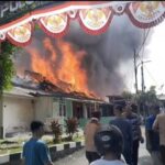 Ludes Habis Terbakar Asrama Polsek Serpong Dilalap Api Menjalar Ke Perumahan Warga