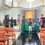 Cahaya Iman Satgas Yonif 521/DY Bagikan Alkitab Untuk Warga Distrik