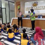 Edukasi Tertib Berlalu Lintas Sejak Dini, Polres Metro Tangerang Kota Ajak Anak-Anak Kenali Keselamatan Jalan