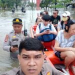 Sat Samapta Polres Metro Tangerang Kota Evakuasi Warga Terdampak Banjir Di Kosambi