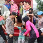 Kapolres Metro Tangerang Kota Tinjau Lokasi Pengungsian Banjir Dan Salurkan Bantuan Ke Warga Terdampak Kapolres Metro Tangerang Kota Tinjau Lokasi Pengungsian Banjir Dan Salurkan Bantuan Ke Warga Terdampak