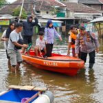 Tanggap Darurat Banjir, Polres Metro Tangerang Kota Bantu Evakuasi Warga Jatiwung Dengan Perahu Karet Tanggap Darurat Banjir, Polres Metro Tangerang Kota Bantu Evakuasi Warga Jatiwung Dengan Perahu Karet