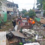 Sinergi TNI-POLRI Dan Masyarakat Bersihkan Lingkungan Periuk Damai Pasca Banjir