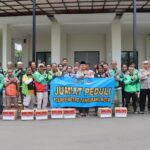 Kapolres Metro Tangerang Kota Rangkul Ojol Bagikan Sembako Dalam Program Jumat Peduli