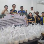 Semangat Berbagi, Hangatkan Ramadhan Pewarna Provinsi Banten Bagikan Takjil Kepada Pengguna Jalan Di Wilayah Pasar Kemis