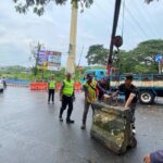 Satlantas Polres Metro Tangerang Kota Pasang Barrier Beton Jalan Bersama Dinas PuPr Pasang Barrier Beton Jalan Di Jembatan Bayur Guna Cegah Kecelakaan