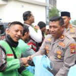 Polres Metropolitan Tangerang Kota Gelar Jumat Peduli Bersama Komunitas Ojol Dan Bagikan Sembako