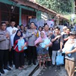 Polres Metropolitan Tangerang Kota Hadir Di Tengah Masyarakat, Bagikan Sembako Di Terminal Cimone Polres Metropolitan Tangerang Kota Hadir Di Tengah Masyarakat, Bagikan Sembako Di Terminal Cimone