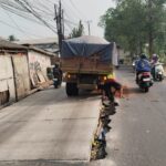 Truk Tanah Terperosok, Diduga Penyelenggara Perbaikan Jalan Abaikan Standar Mutu Keamanan Bagi Pengguna Jalan Di Jalan Suryadharma Kecamatan Neglasari!