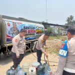 Salurkan Bantuan Kapolresta Tangerang, Polsek Mauk Bantu Pasokan Air Bersih Warga Mauk Utara